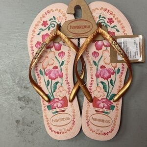 NWT Havaianas Slim Rose Gold Petal Flip Flops with Metallic Pop-Up Logo on Strap